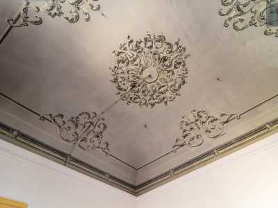 Un�altra decorazione dai toni grigi e celesti orna il soffitto di una stanza adiacente